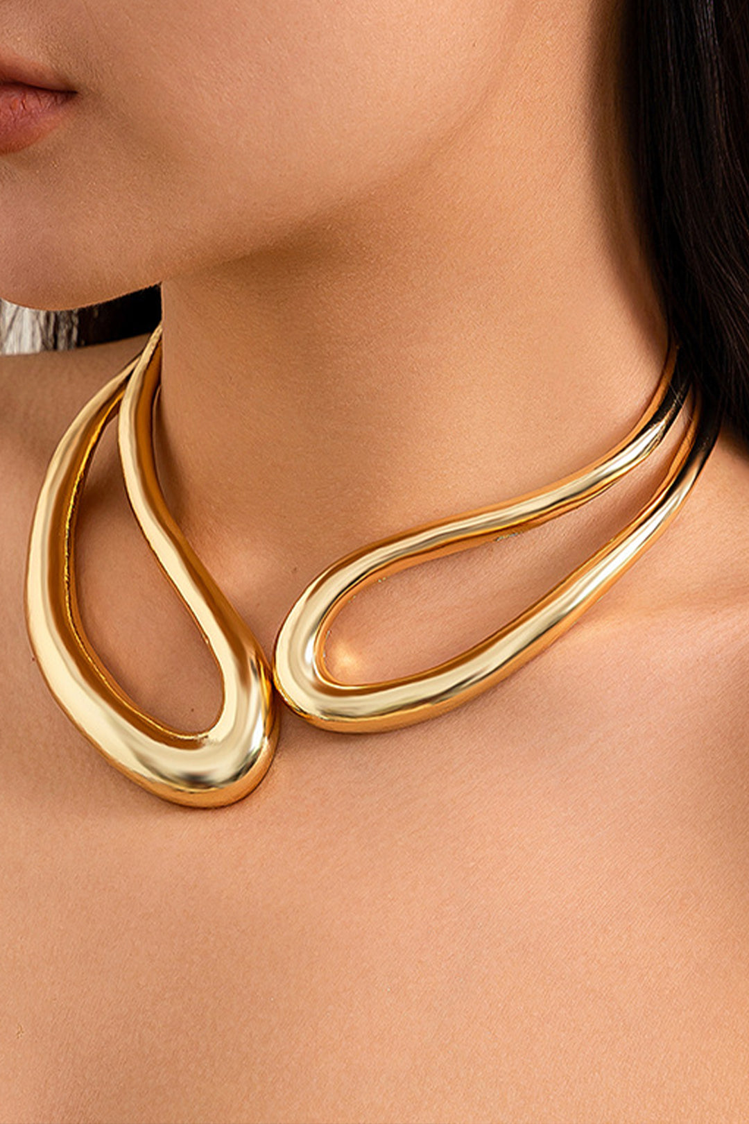 Collar Vega Asimétrico con Corte Escultural