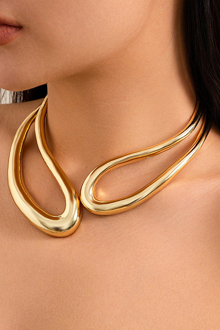 Collar Vega Asimétrico con Corte Escultural