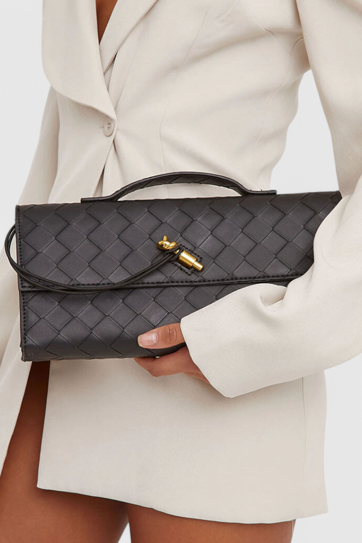 Clutch Alina con Nudo Escultural en Oro Suave
