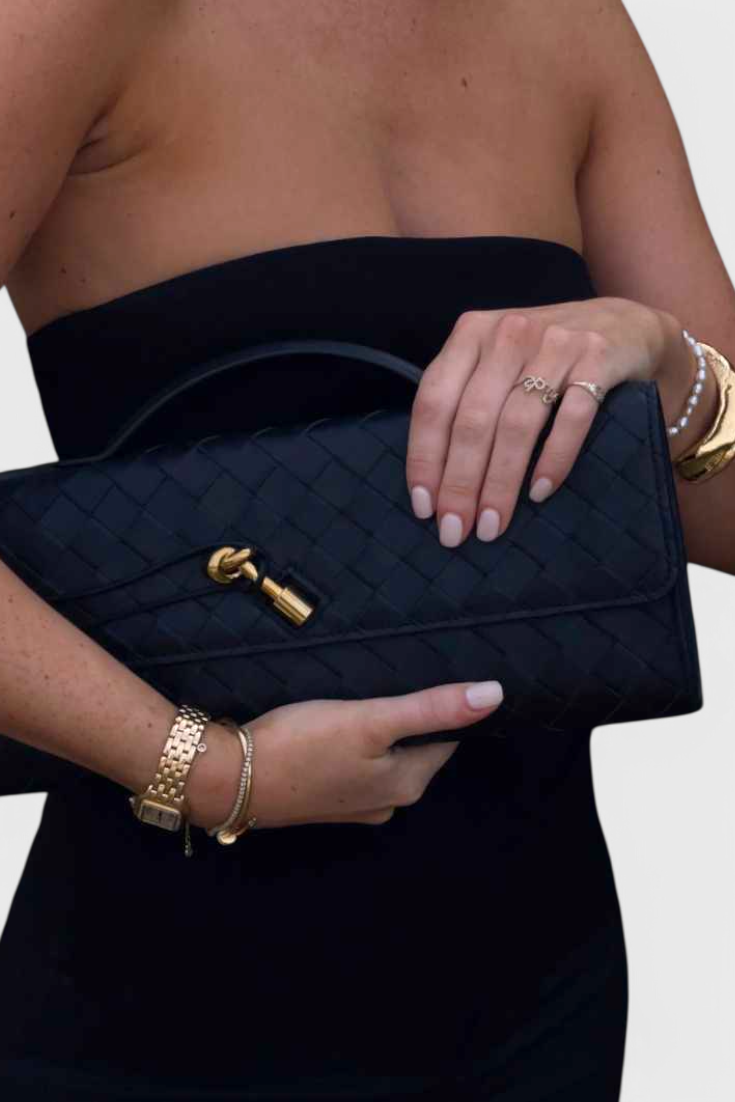 Clutch Alina con Nudo Escultural en Oro Suave