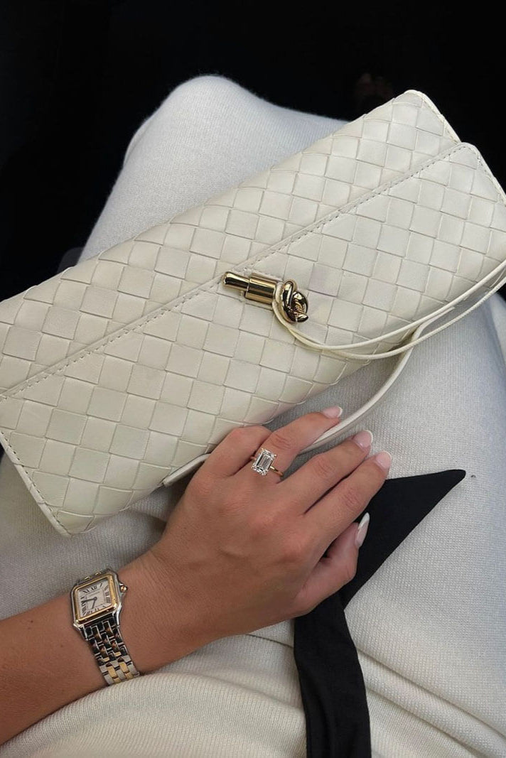 Clutch Alina con Nudo Escultural en Oro Suave