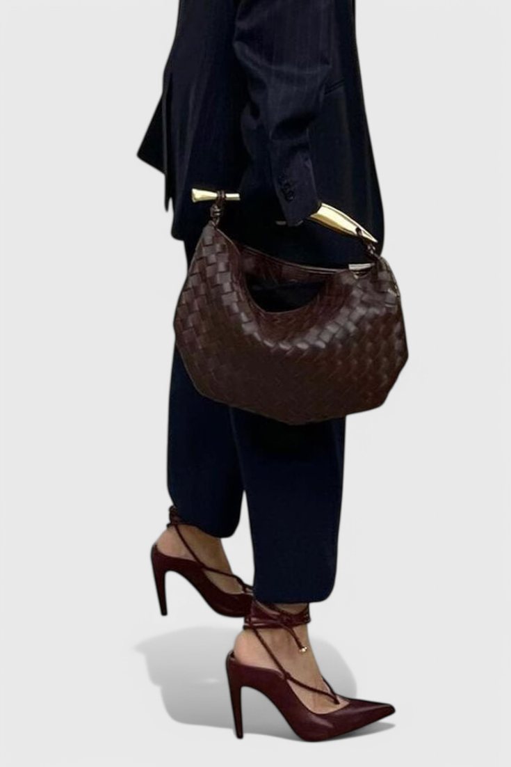 Bolso Elora Trenzado con Asa Escultural Dorada